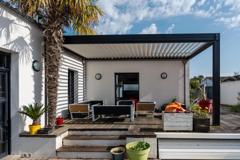 Stores ext&eacute;rieurs modernes, protection solaire et confort thermique