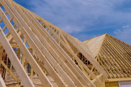 Le carport en bois &agrave; Stosswihr, entre fonctionnalit&eacute; et charme naturel