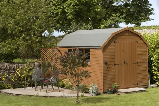 Jardin résidentiel avec abri de jardin en bois naturel à toit bombé, couverture bitumée grise, double porte battante avec ferrures noires