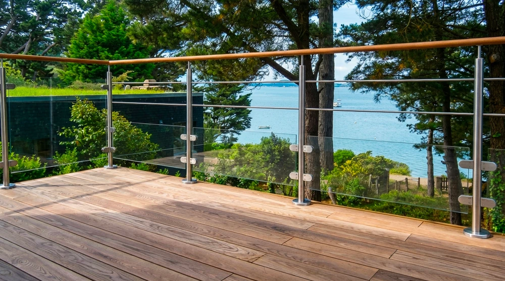Terrasse extérieure en bois composite, vue sur mer et végétation de pins