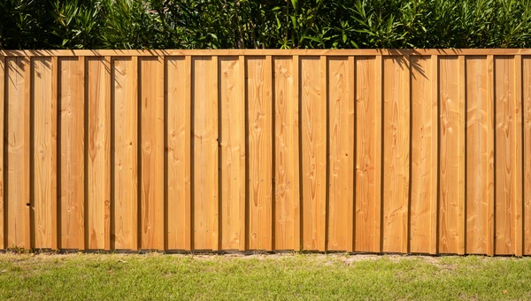 Planches de bois naturel disposées horizontalement avec espaces réguliers entre chaque lame, créant un motif de lamelles parallèles sur toute la surface