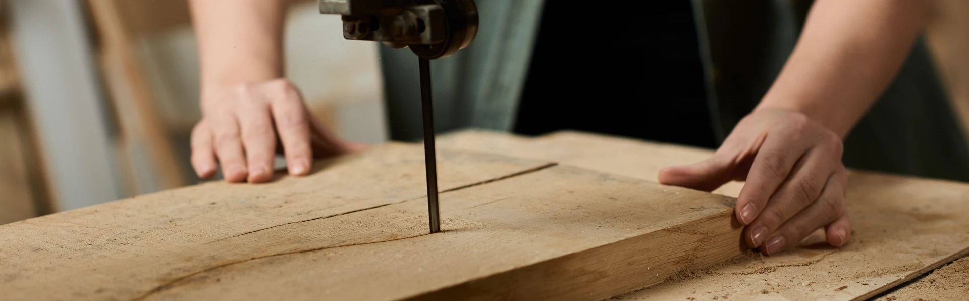 Atelier d'artisan menuisier avec établi en bois brut
