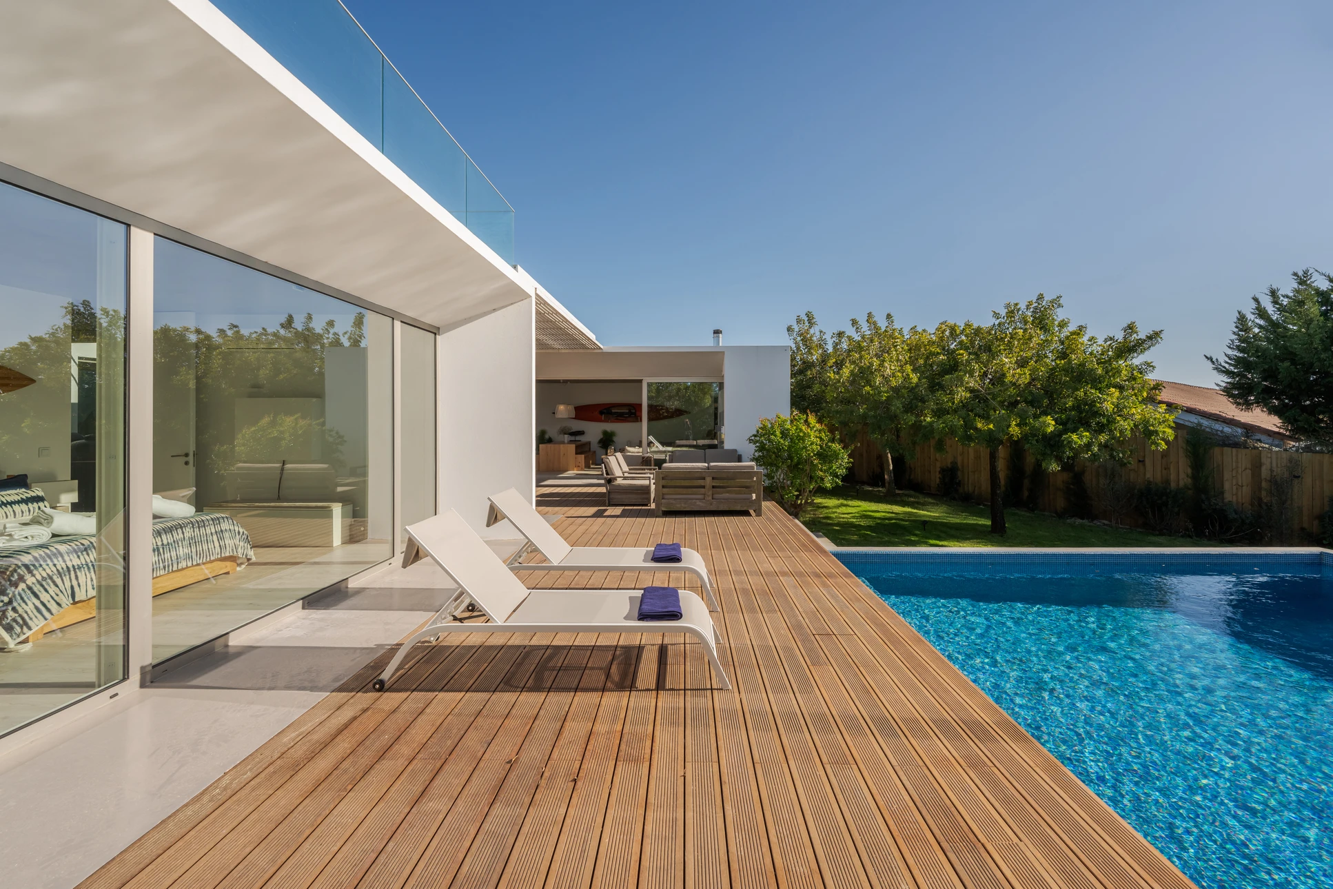 Terrasse extérieure avec lames de bois exotique disposées en chevrons, créant un motif géométrique élégant