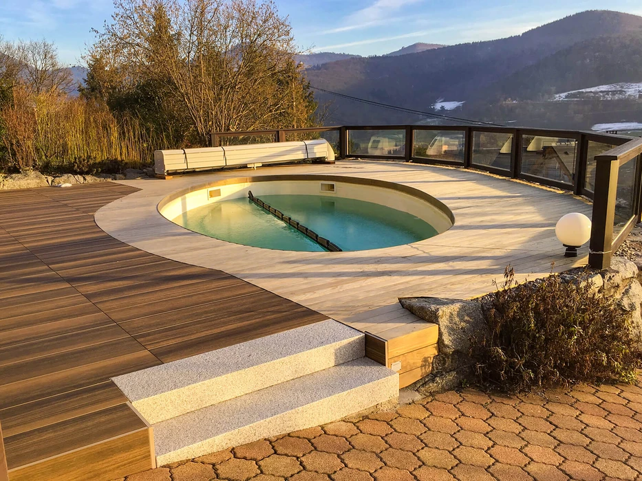 Panneau de clôture en bois massif traité, teinte miel, à lames horizontales espacées, fixé sur platines métalliques en acier galvanisé