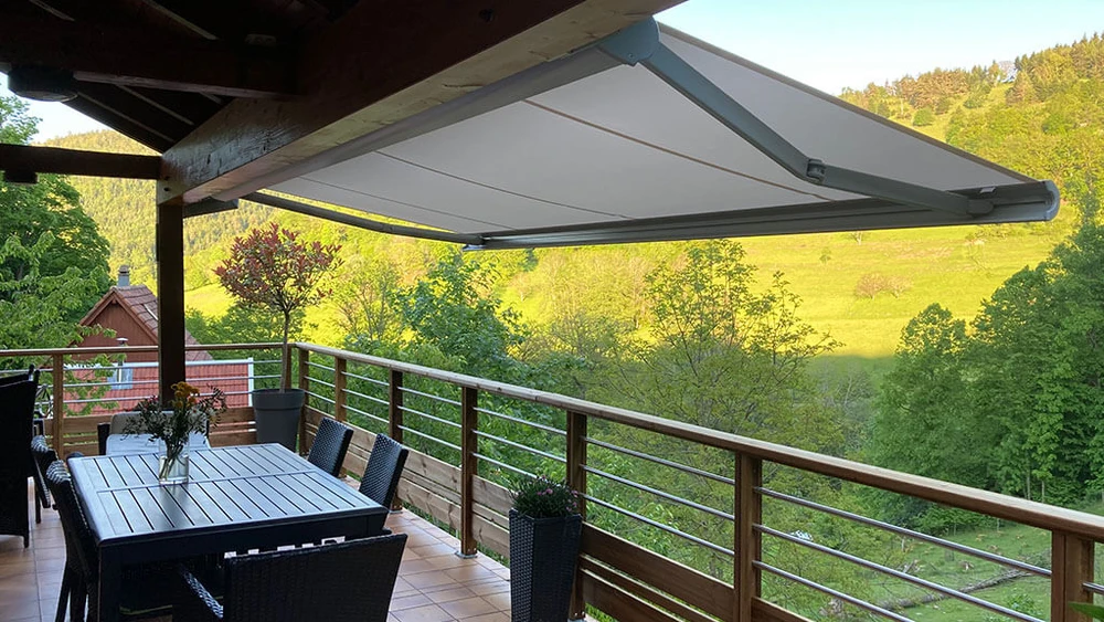 Garde-corps mixte bois-métal sur terrasse en bois, avec panorama montagnard et lac
