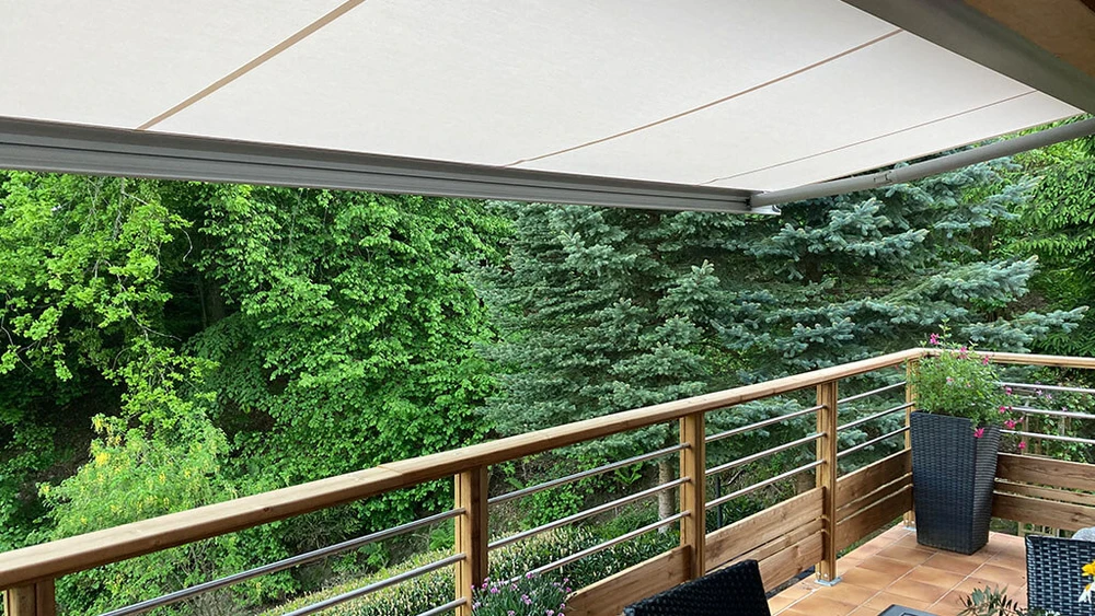 Terrasse en bois composite ou bois exotique entourant une piscine hors-sol octogonale à liner bleu