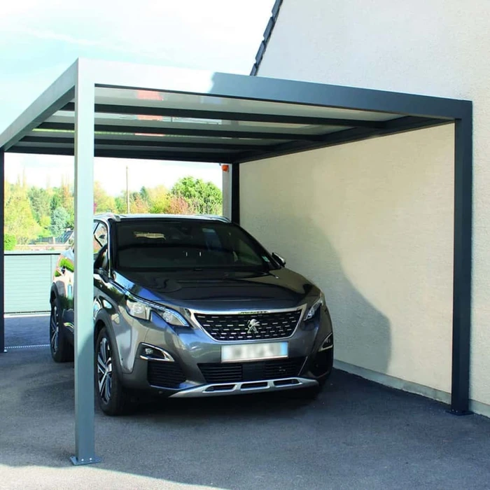 Carport moderne adossé à une maison, abritant un SUV BMW X3 noir