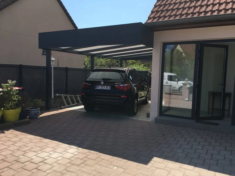 Terrasse en bois composite, pergola bioclimatique en aluminium anthracite, table de jardin en teck avec chaises blanches en résine