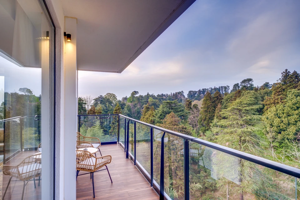 Garde-corps extérieur en verre et acier inoxydable sur terrasse ou balcon résidentiel