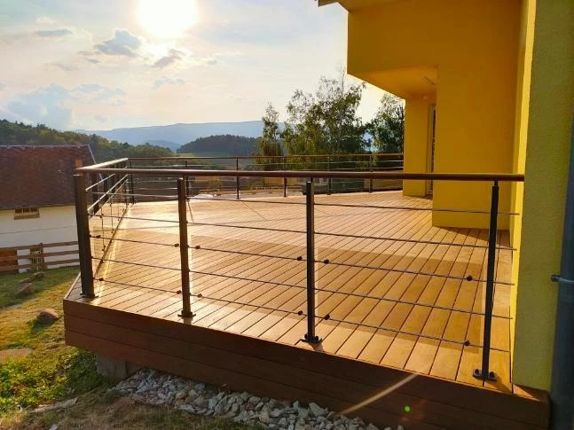 Piscine ronde enterrée sur terrasse extérieure surélevée, vue panoramique sur montagnes enneigées