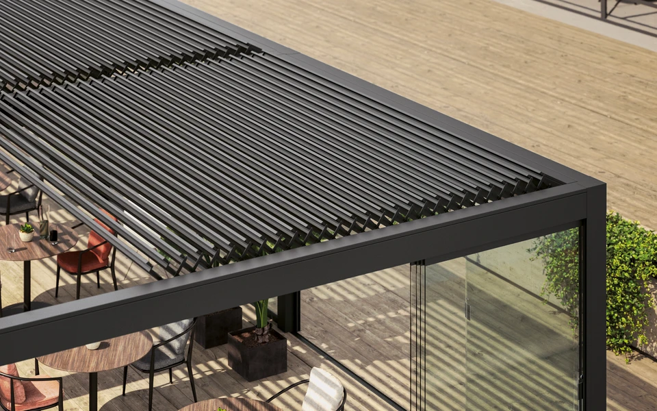 Terrasse couverte avec pergola en bois et panneaux translucides, salon de jardin en rotin avec table ronde, mur d'intimité en lames horizontales grises