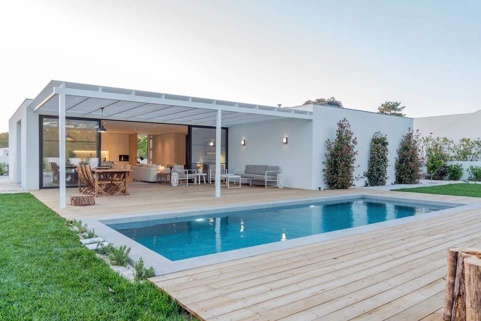 Pergola dans un spa extérieur de luxe