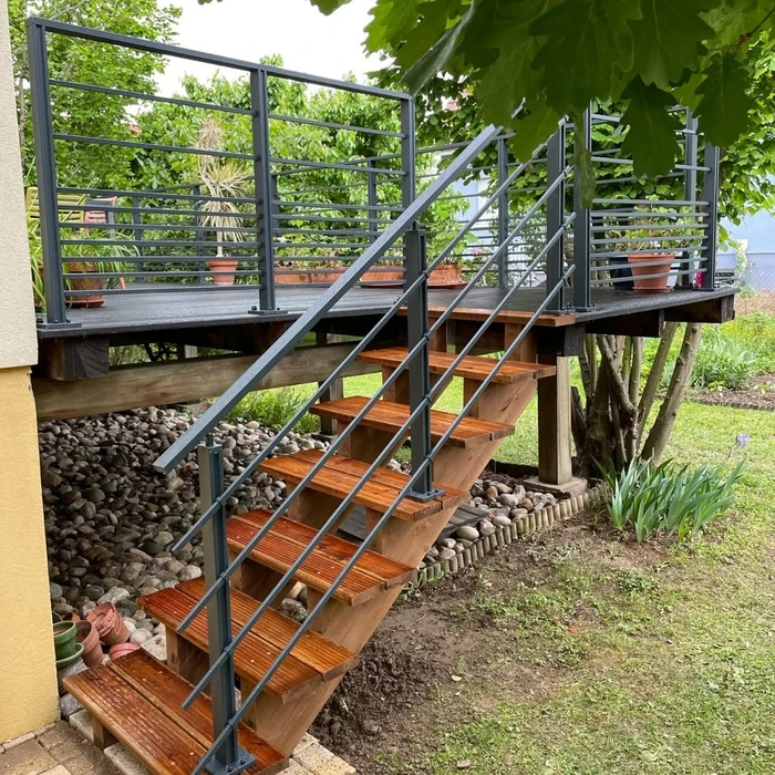 Balustrade en bois massif teinte acajou, style horizontal, vue depuis une terrasse panoramique