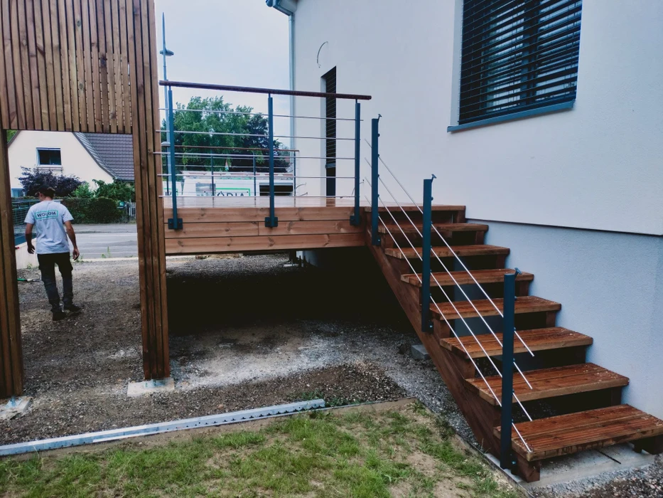 Garde-corps mixte bois-métal sur terrasse en bois, avec panorama montagnard et lac