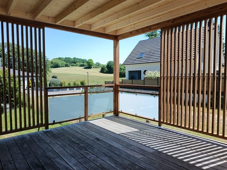Pergola en bois sur mesure à Colmar, Saint-Louis et Stosswihr : pourquoi le bois reste le choix préféré en 2026 ?