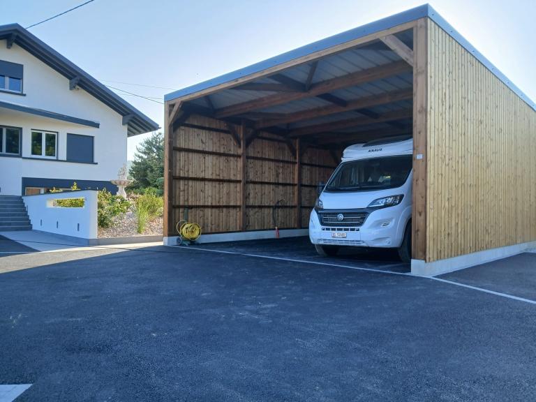 Le carport en bois à Stosswihr, entre fonctionnalité et charme naturel