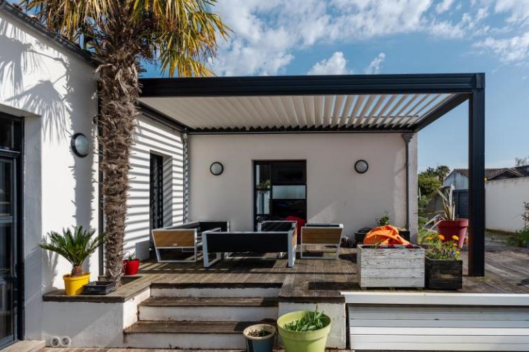Stores extérieurs modernes, protection solaire et confort thermique